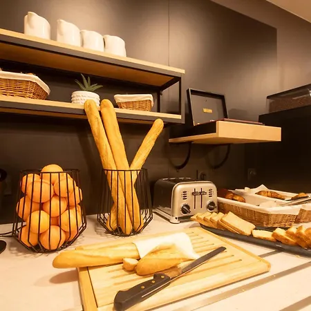 Готель Campanile Centre Gare 3*