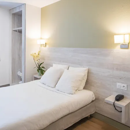 מלון Campanile Centre Gare 3*
